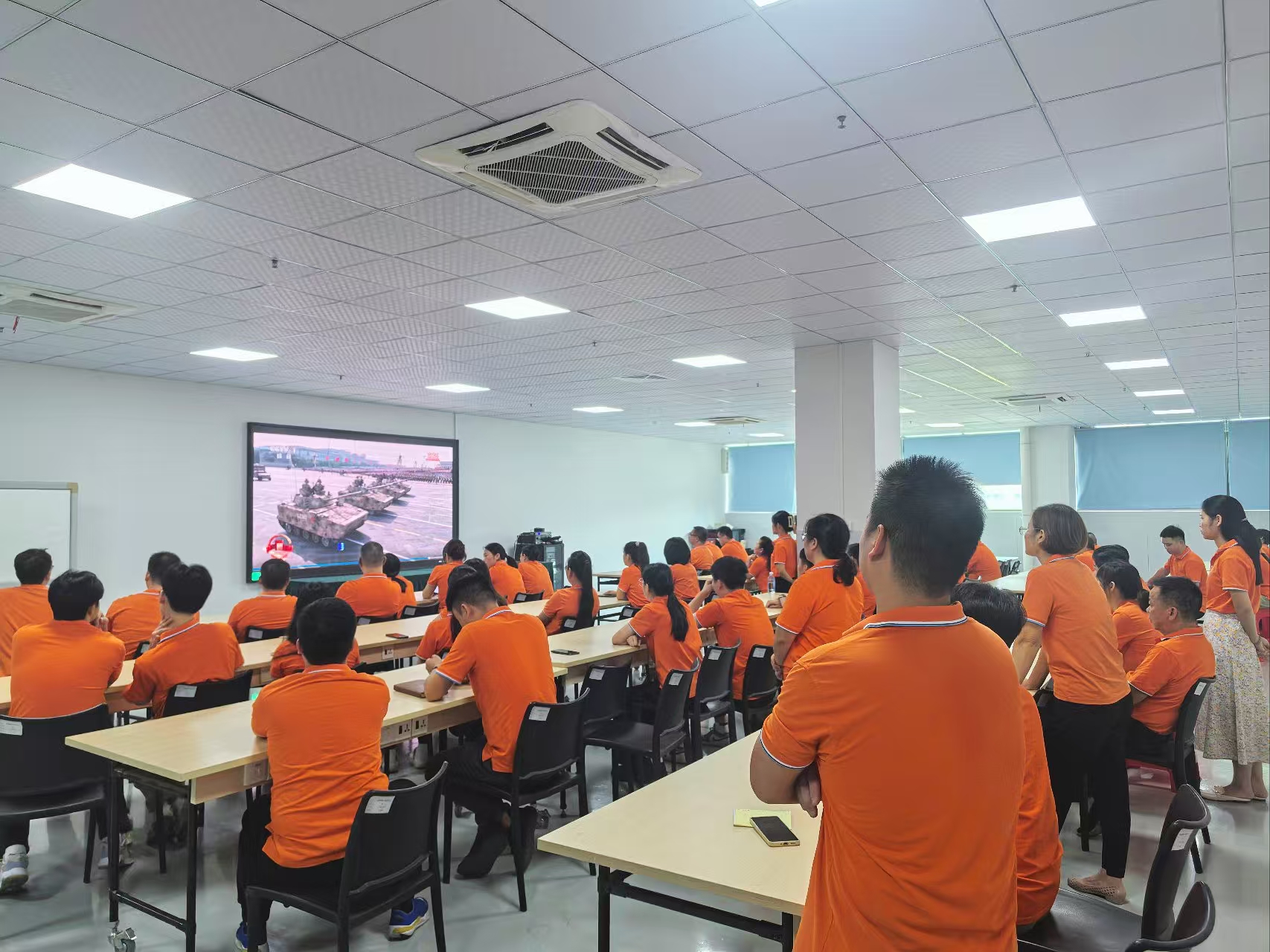 恩創科技-熱血鑄軍魂，同心向未來&mdash;&mdash;恩創員工共觀閱兵儀式